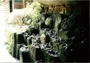 Shingon Tempel Grotte mit Buddhas